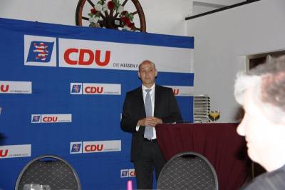 CDU-Kreisvorsitzender Gottfried Milde bei seiner Laudatio auf Josef Hasenauer