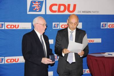 Gottfried Milde überreichte im Namen der CDU Darmstadt-Dieburg die Alfred-Dregger-Medaille in Silber an Josef Hasenauer