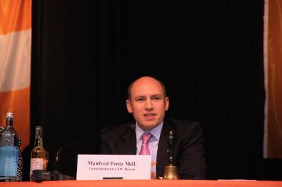 Versammlungsleiter und Generalsekretär der CDU Hessen Manfred Pentz MdL