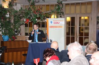 Reinheims CDU-Bürgermeisterkandidat Ralph Pittich bei seinem Grußwort