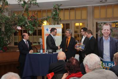 Zum Abschluss bekam Jens Spahn MdB noch einen Präsentkorb mit regionalen Waren überreicht