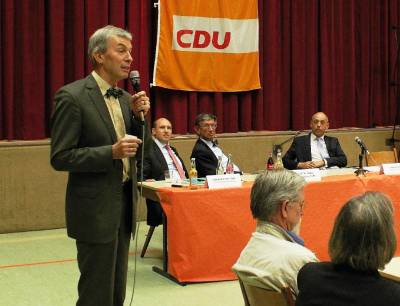 Das Thema der Rede von CDU-Landratskandidat Dr. Werner Thomas war "Darmstadt-Dieburg ein neues Gesicht anbieten. Ehrlich. Engagiert. Erfahren."