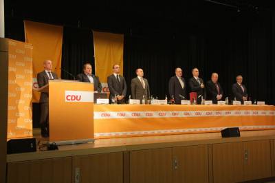 Das Podium während der Nationalhymne am Parteitagsabschluss