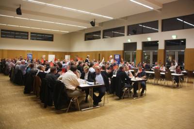 Die anwesenden 134 Delegierten bei einer Abstimmung