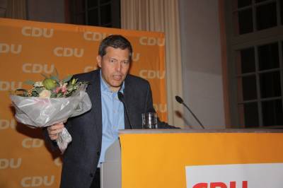 Der neue Bürgermeister von Griesheim, Geza Krebs-Wetzl, erhielt einen Blumenstrauß als Geschenk