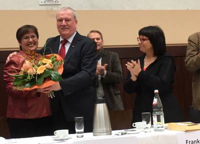 Frank Lortz MdL überreichte Patricia Lips MdB einen Blumenstrauß nach Bekanntgabe des Wahlergebnisses.