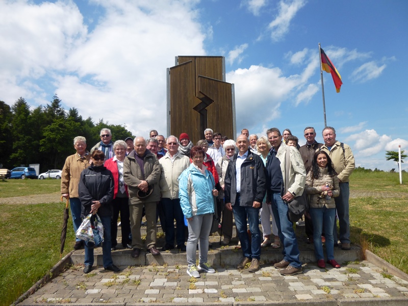 Die Teilnehmer des Ausfluges des CDU-Kreisverbandes vor dem Denkmal der Wiedervereinigung am Point Alpha
